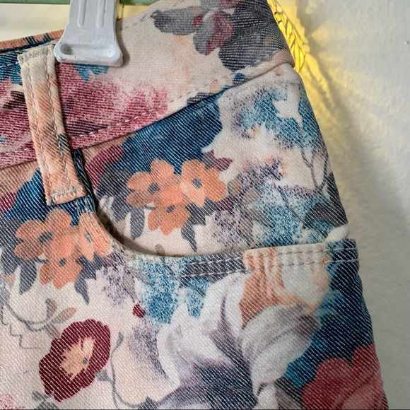 🌸 ZARA Floral Stretchable Denim Shorts in Pastel English Colours - Picture 5 of 10